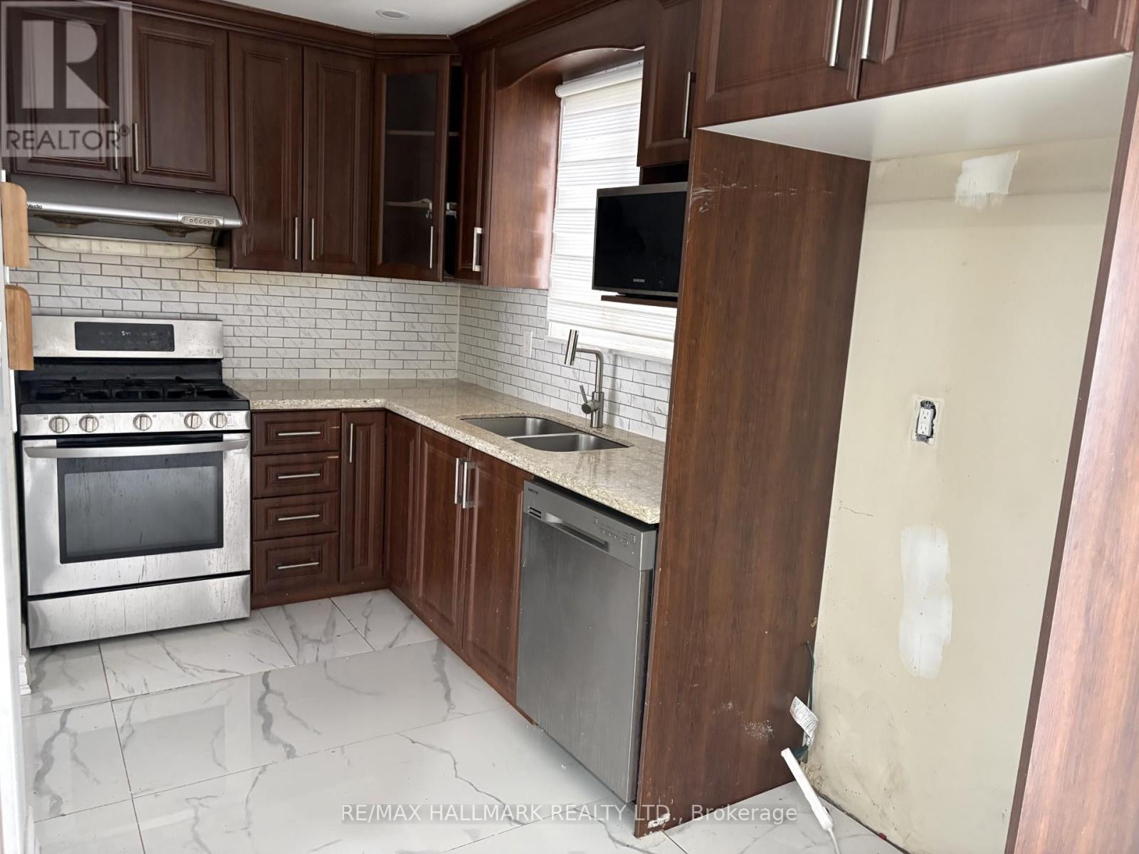 7 Grenadier Road, Brampton, Ontario  L6S 1T5 - Photo 3 - W12747406