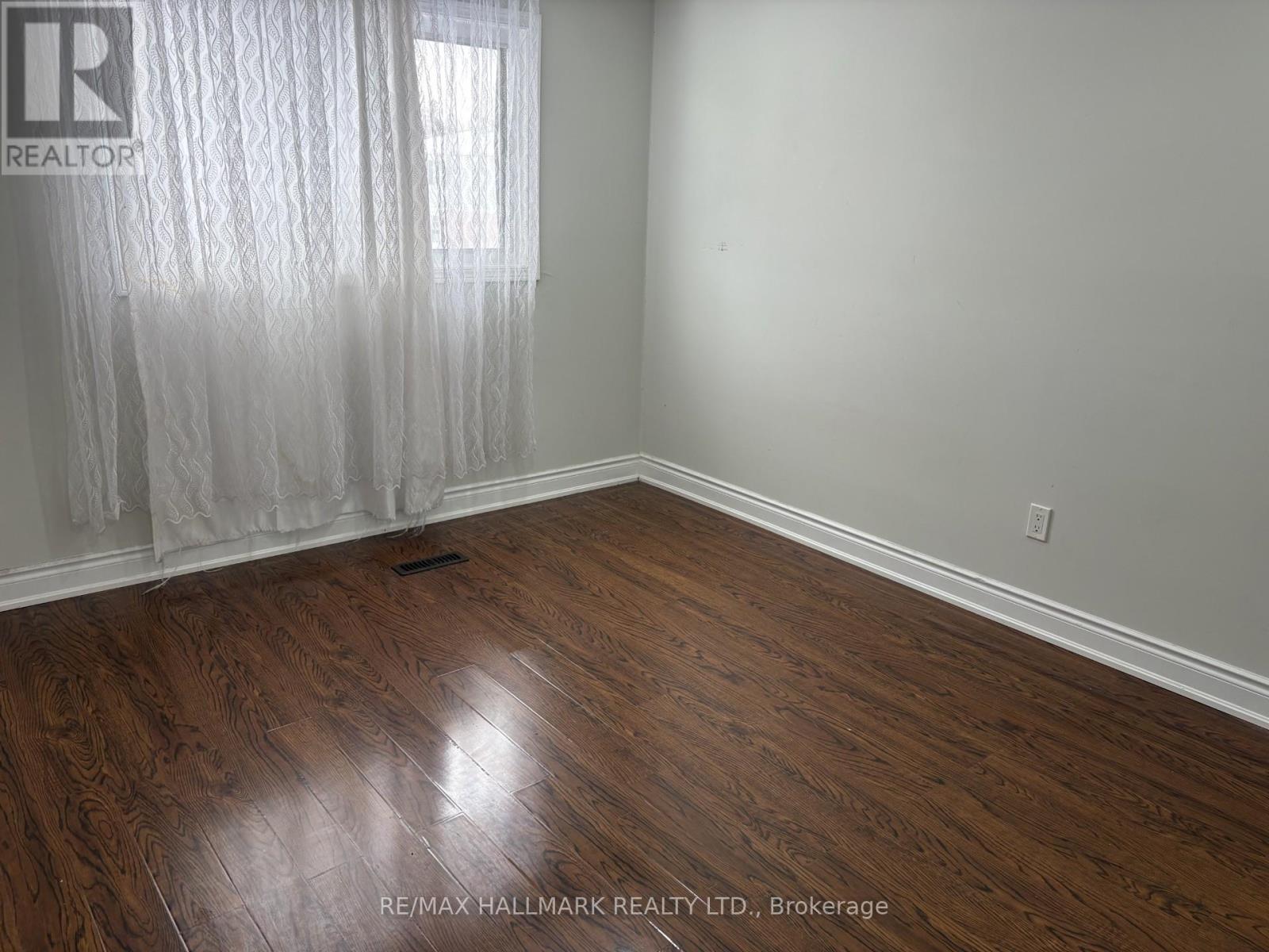 7 Grenadier Road, Brampton, Ontario  L6S 1T5 - Photo 5 - W12747406