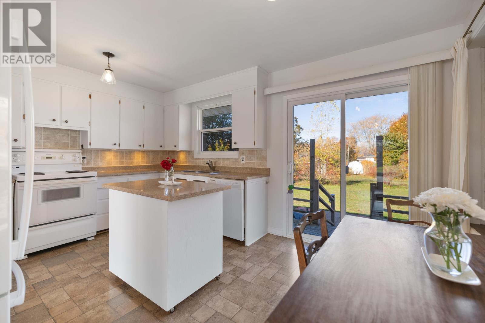 21 Westview Drive, Charlottetown, Prince Edward Island  C1A 3A4 - Photo 9 - 202601855