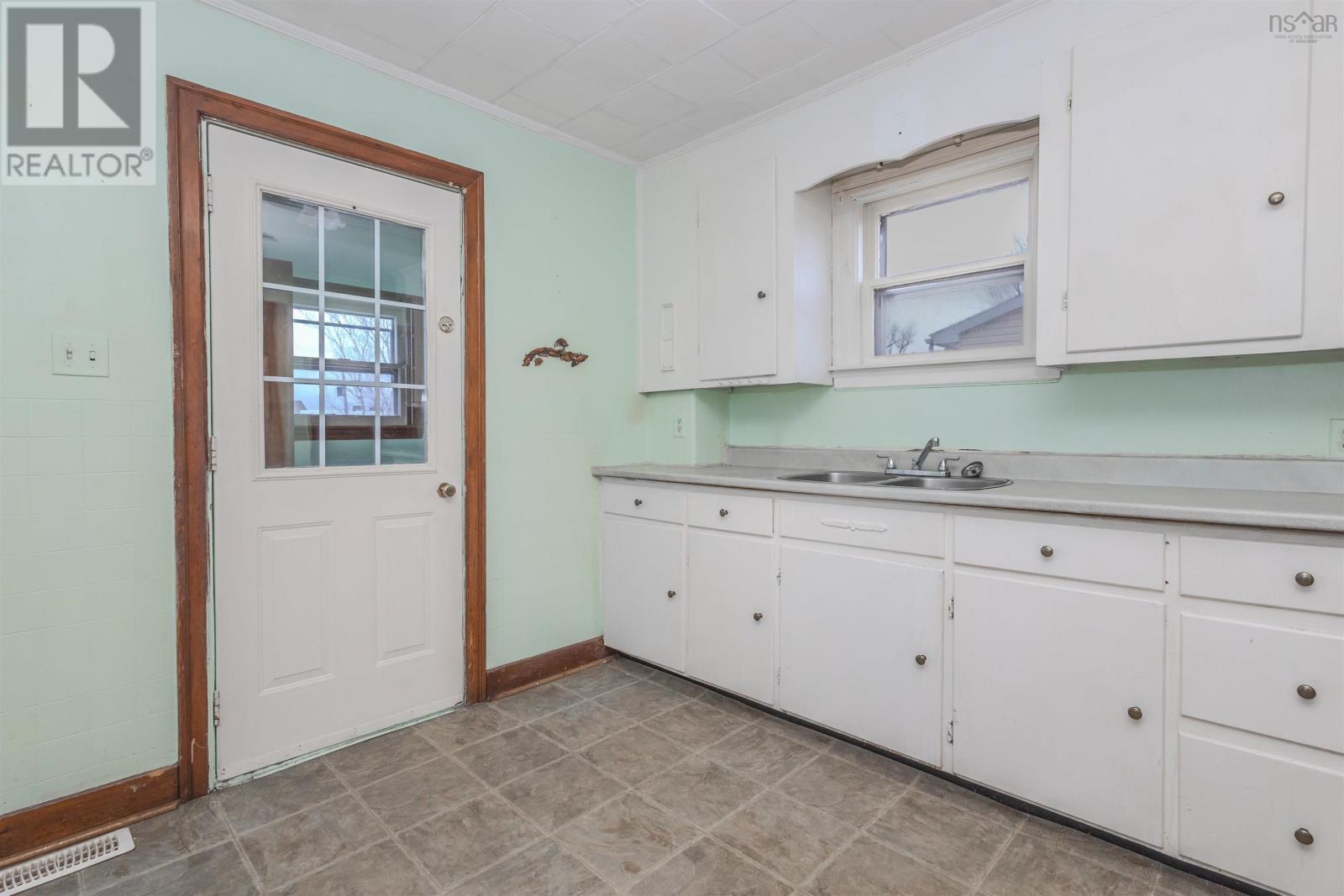 307 Cabot Street, Sydney, Nova Scotia  B1P 4E9 - Photo 10 - 202525043