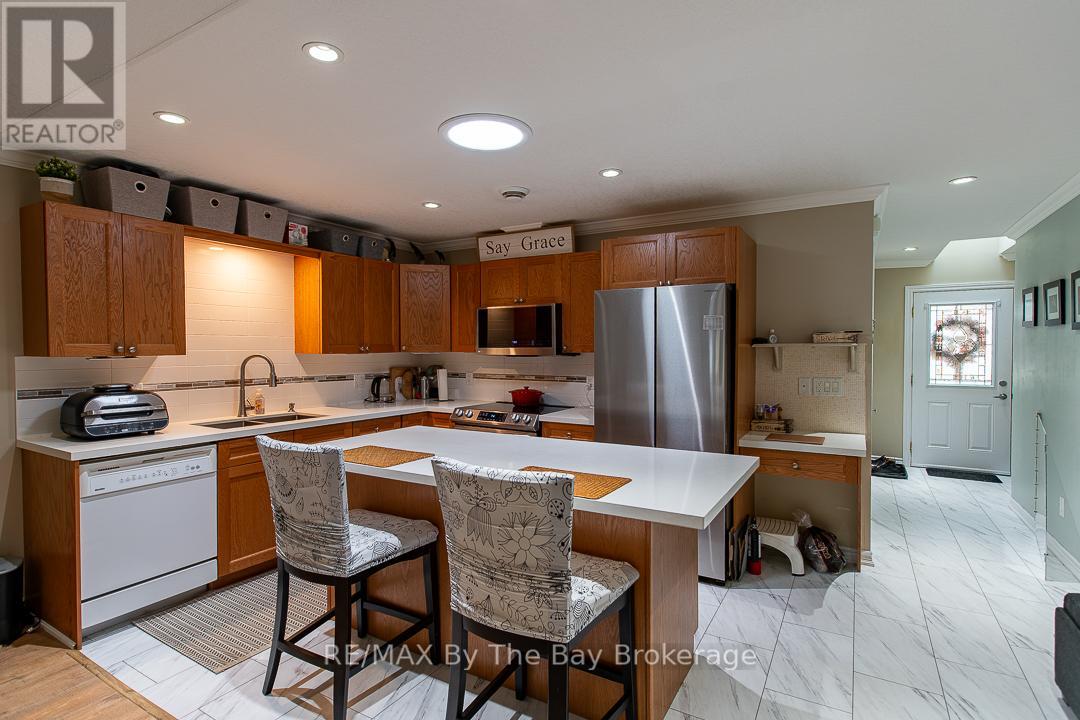 67 Meadow Lane, Wasaga Beach, Ontario  L9Z 0A3 - Photo 4 - S12747436