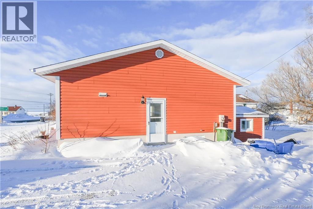 23 Saint-Simon Road, Caraquet, New Brunswick  E1W 1B3 - Photo 3 - NB132789