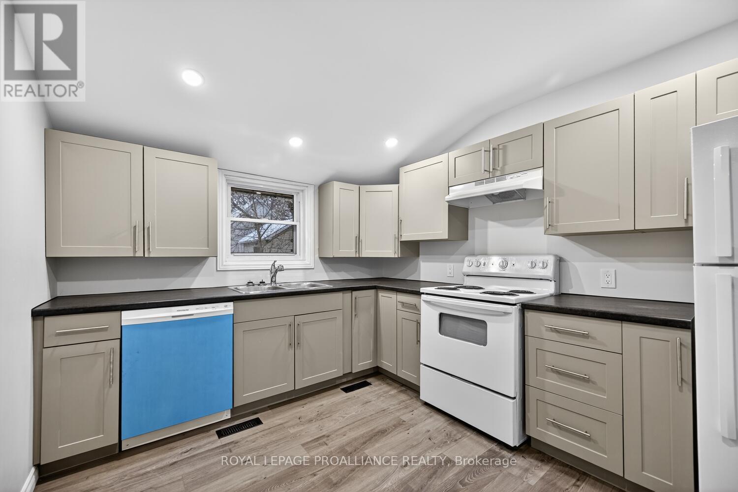 542-544 Middle Street W, Edwardsburgh/cardinal, Ontario  K0E 1E0 - Photo 13 - X12747454