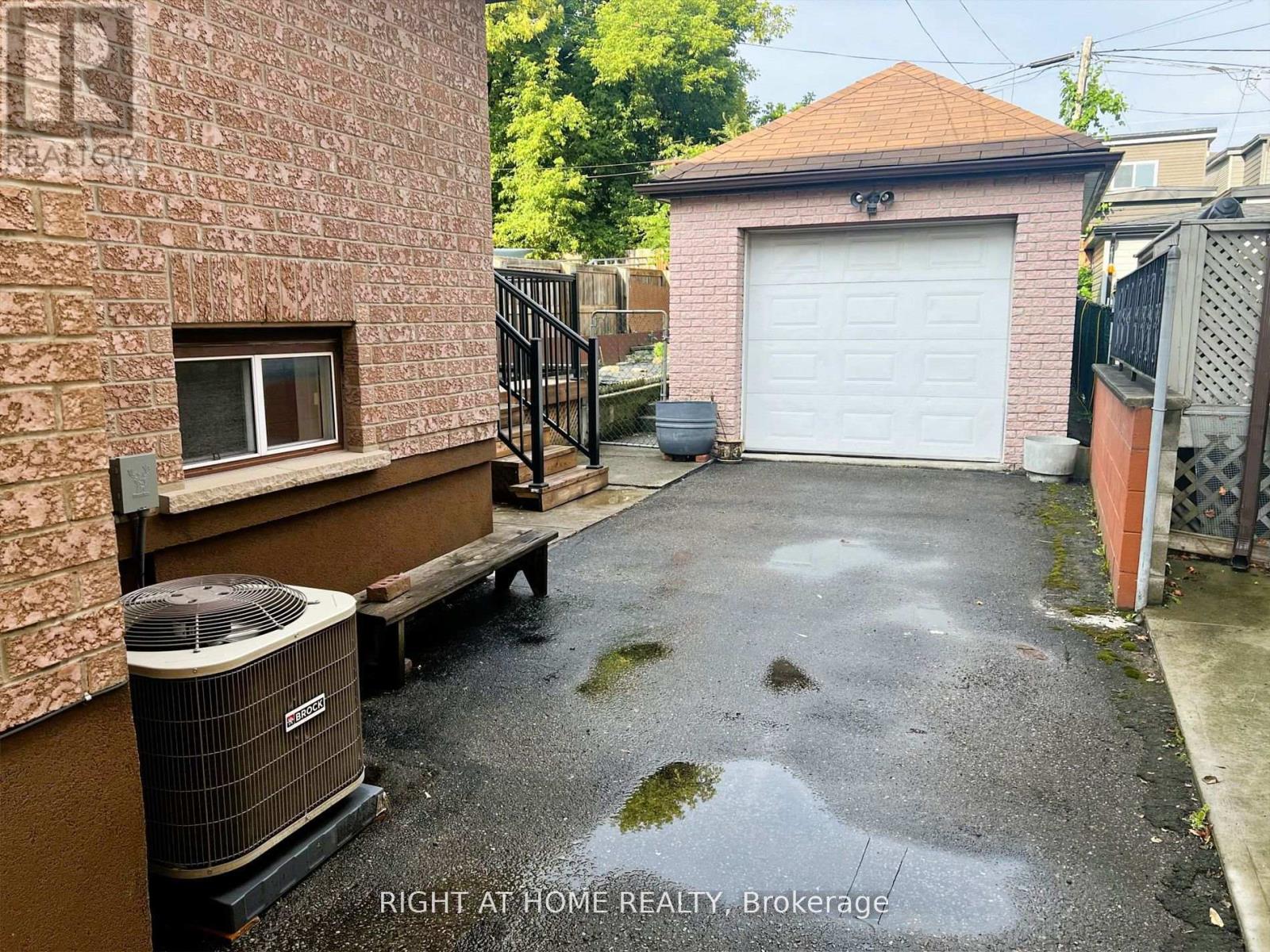 195 Rosethorn Avenue, Toronto, Ontario  M6N 3L3 - Photo 16 - W12747512