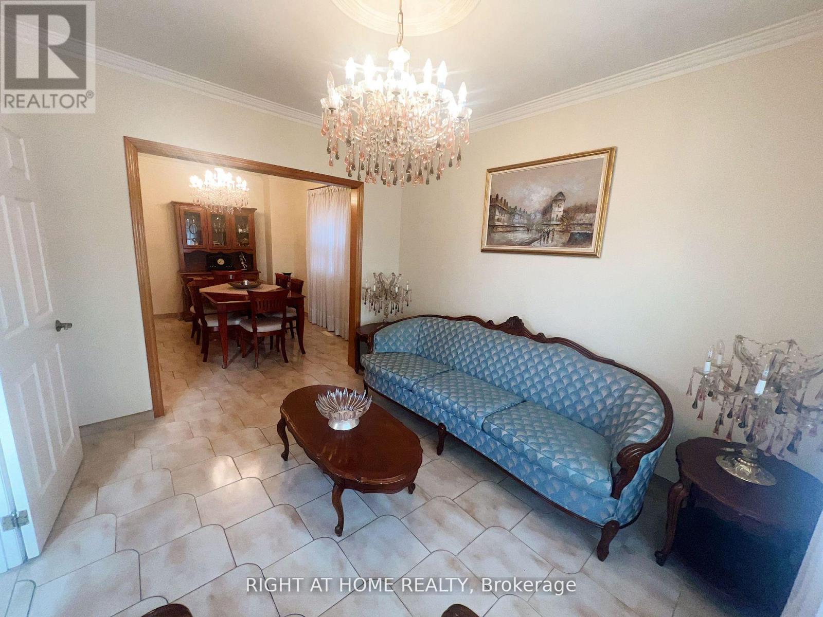 195 Rosethorn Avenue, Toronto, Ontario  M6N 3L3 - Photo 7 - W12747512