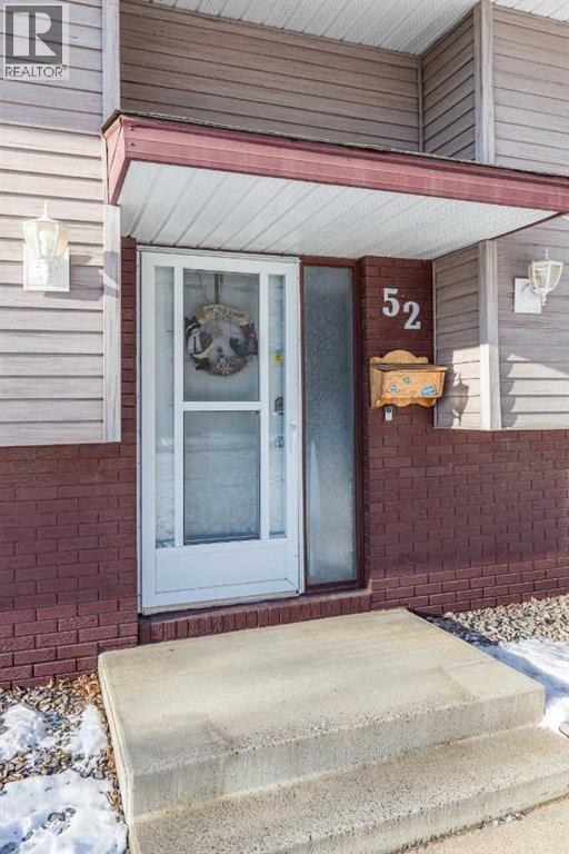 52 Ross Haven Way Se, Medicine Hat, Alberta  T1B 2T8 - Photo 3 - A2281166