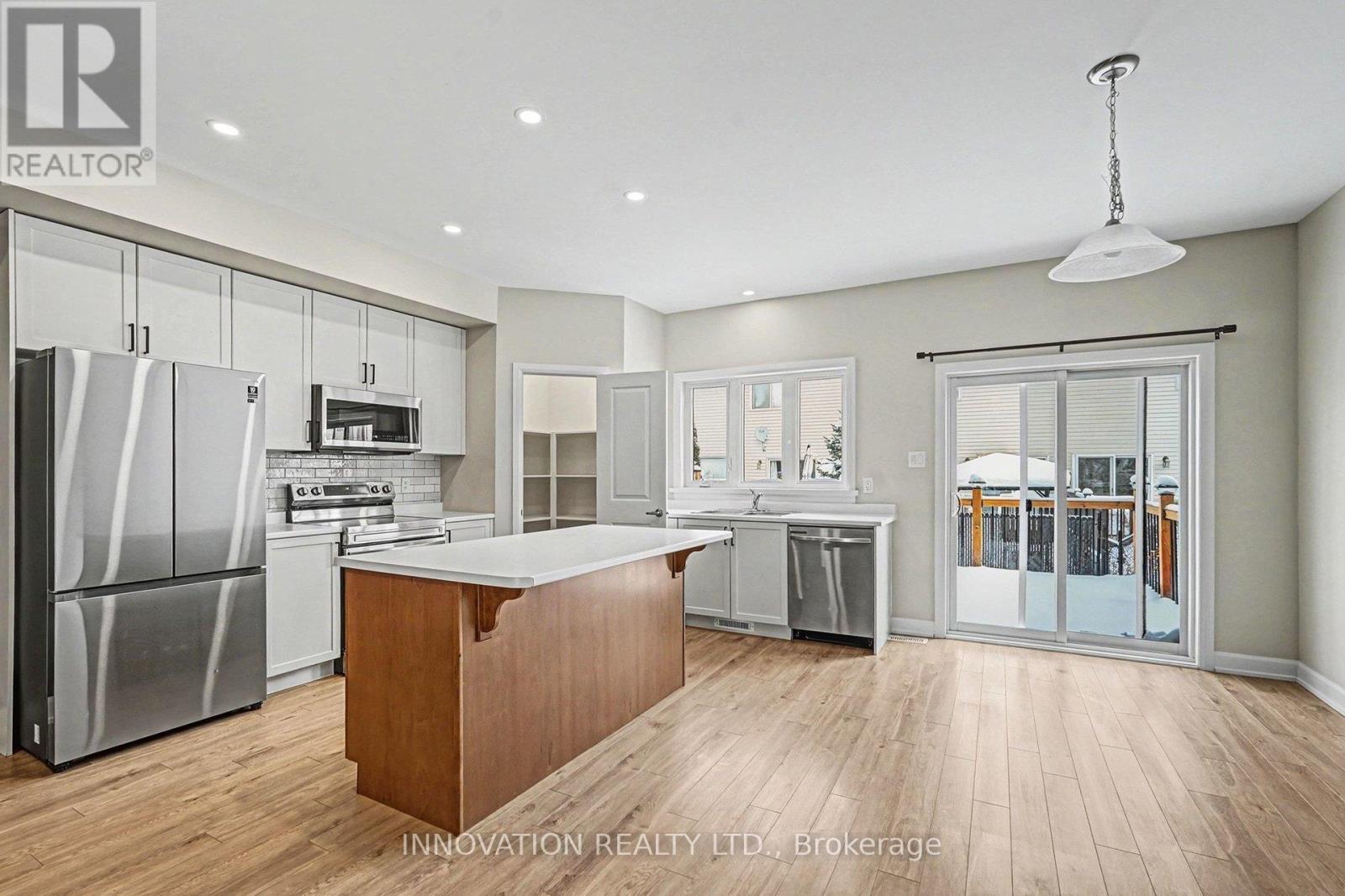 82 Vimy Ridge Crescent, Arnprior, Ontario  K7S 0H7 - Photo 4 - X12747620