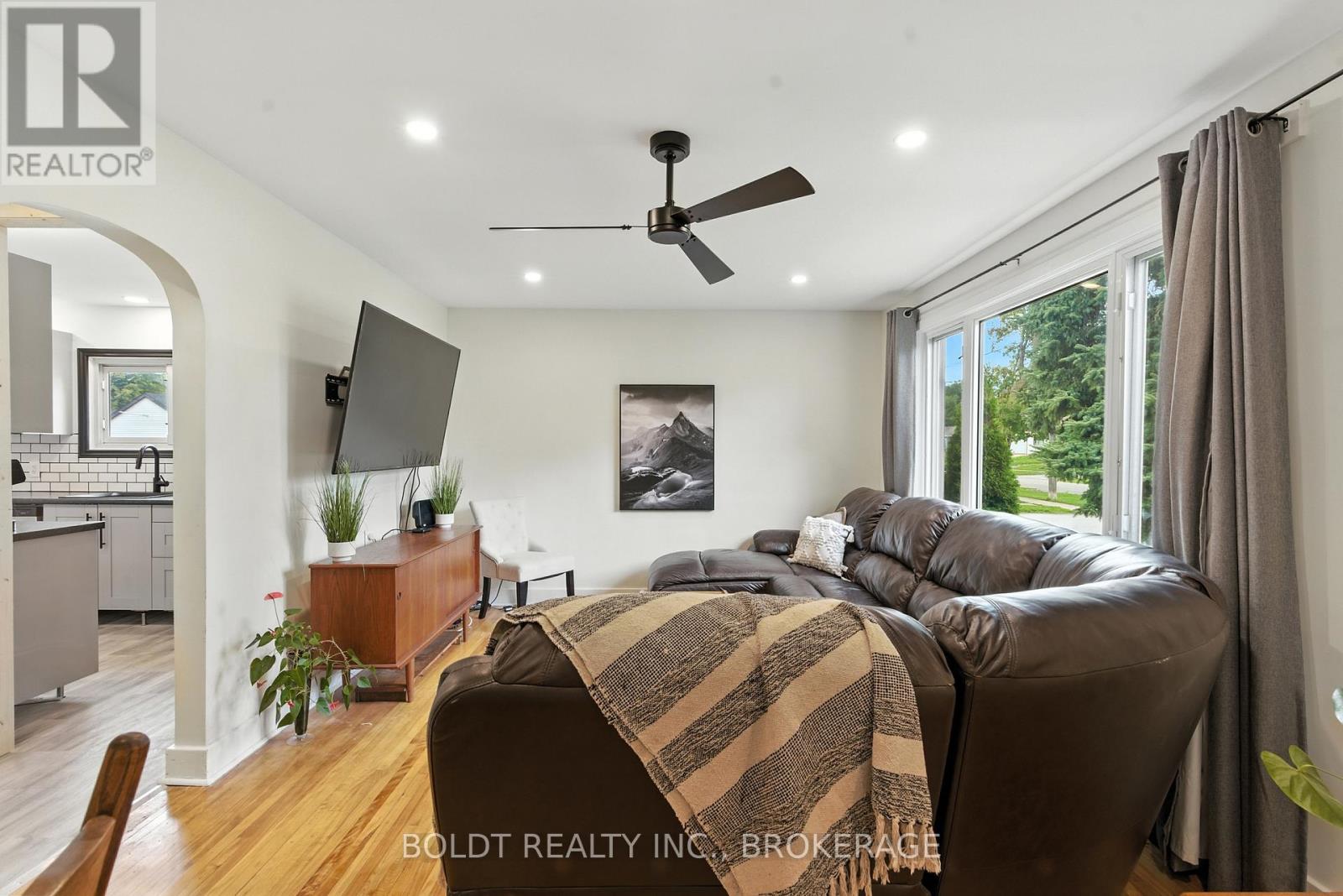 6962 Margaret Street, Niagara Falls (Arad/fallsview), Ontario  L2G 2V9 - Photo 5 - X12747666