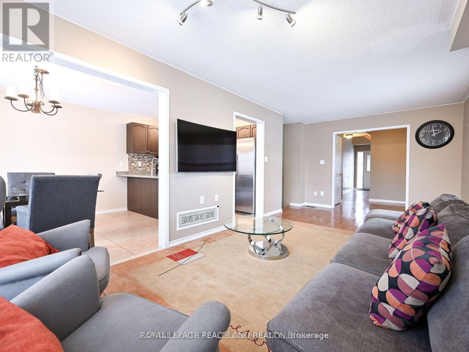 68 Christian Hoover Drive, Whitchurch-Stouffville (Stouffville), Ontario  L4A 0X6 - Photo 12 - N12747092