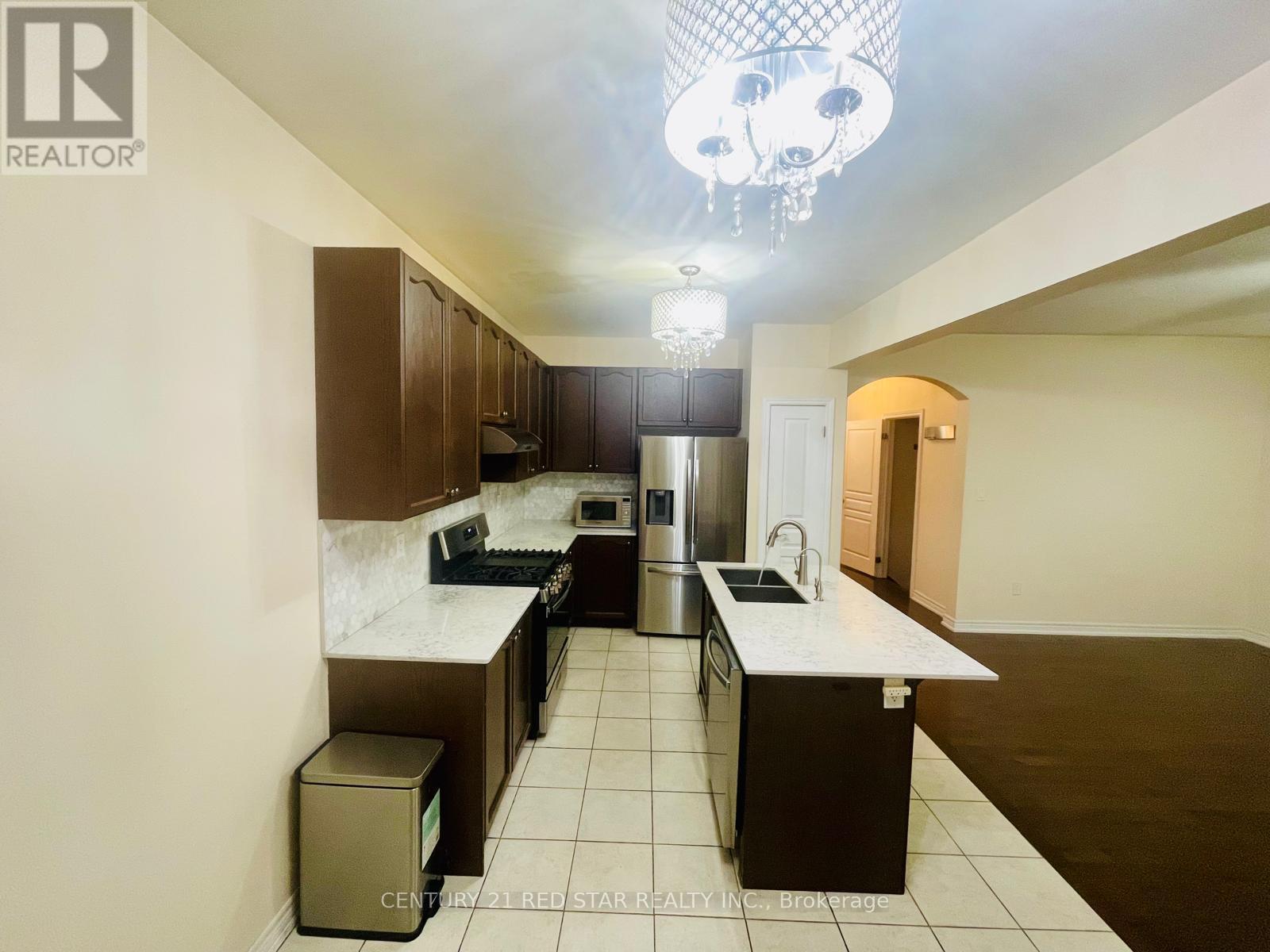 55 Chesterwood Crescent, Brampton, Ontario  L6Y 0Z4 - Photo 4 - W12637344