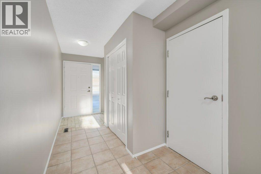 76 Glamis Gardens Sw, Calgary, Alberta  T3E 6S4 - Photo 4 - A2281749