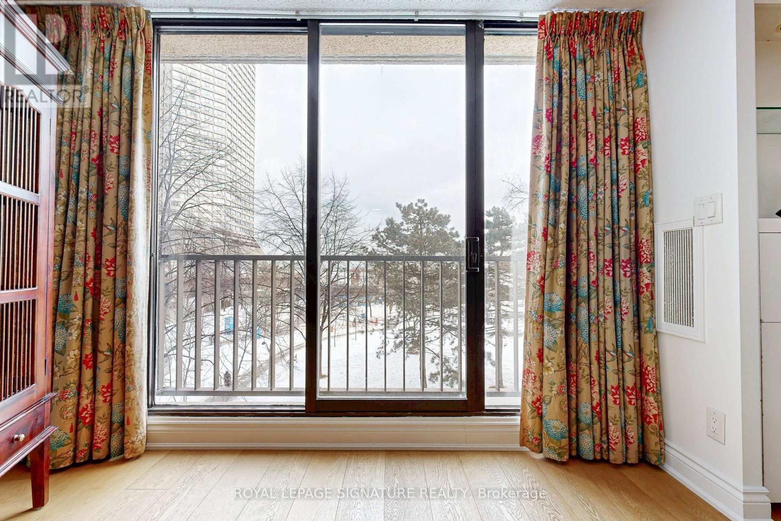 410/204 - 33 Harbour Square, Toronto, Ontario  M5J 2G2 - Photo 9 - C12747616