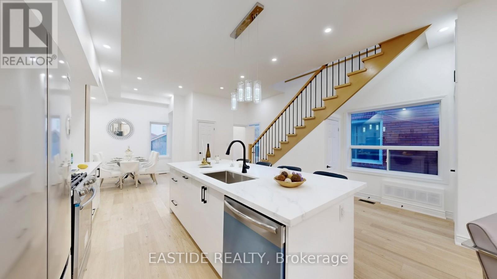 202 Queensdale Avenue, Toronto, Ontario  M4C 2A9 - Photo 8 - E12747640