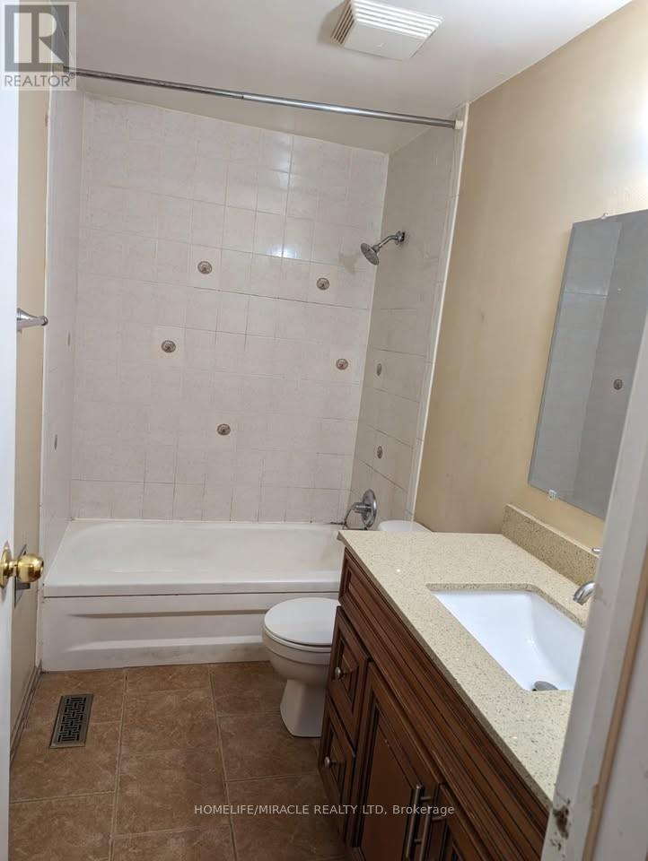 3 Malabar Crescent, Brampton, Ontario  L6S 3X6 - Photo 10 - W12722894