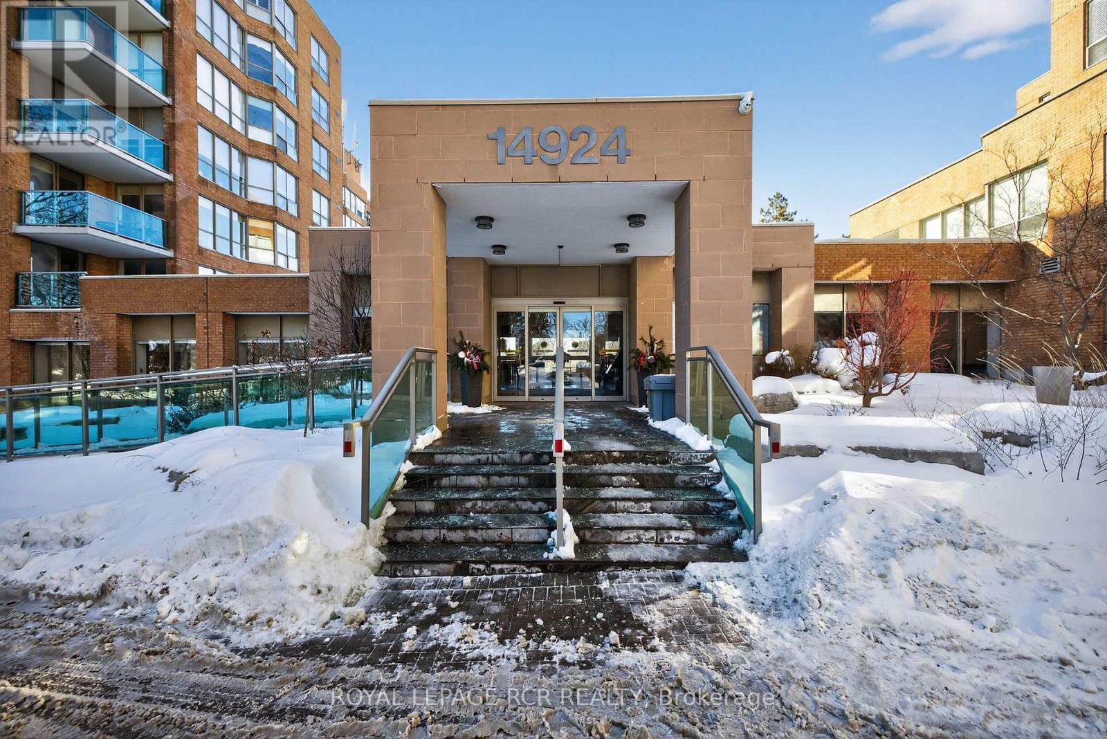 213 - 14924 YONGE STREET, Aurora, Ontario