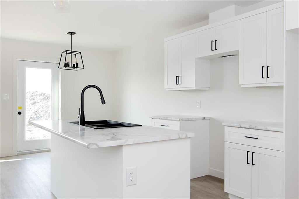 71 Kootenay Way, Steinbach, Manitoba  R5G 2Y1 - Photo 2 - 202601253