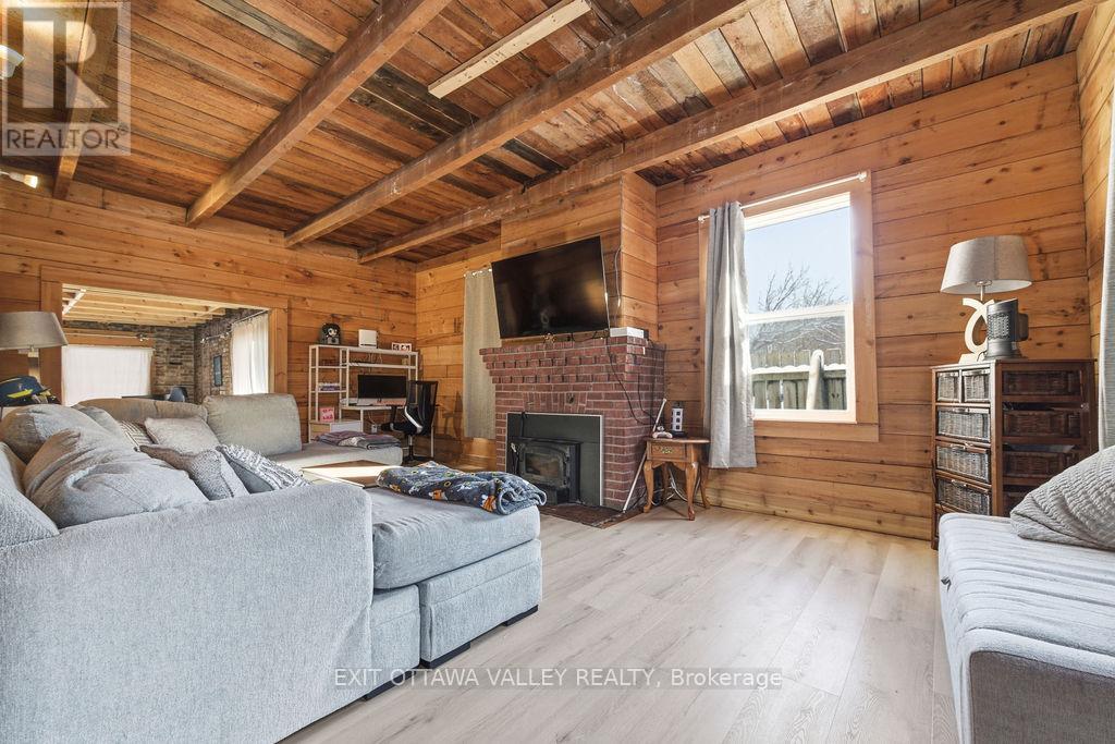 815 Pembroke Street W, Pembroke, Ontario  K8A 5P5 - Photo 5 - X12748076