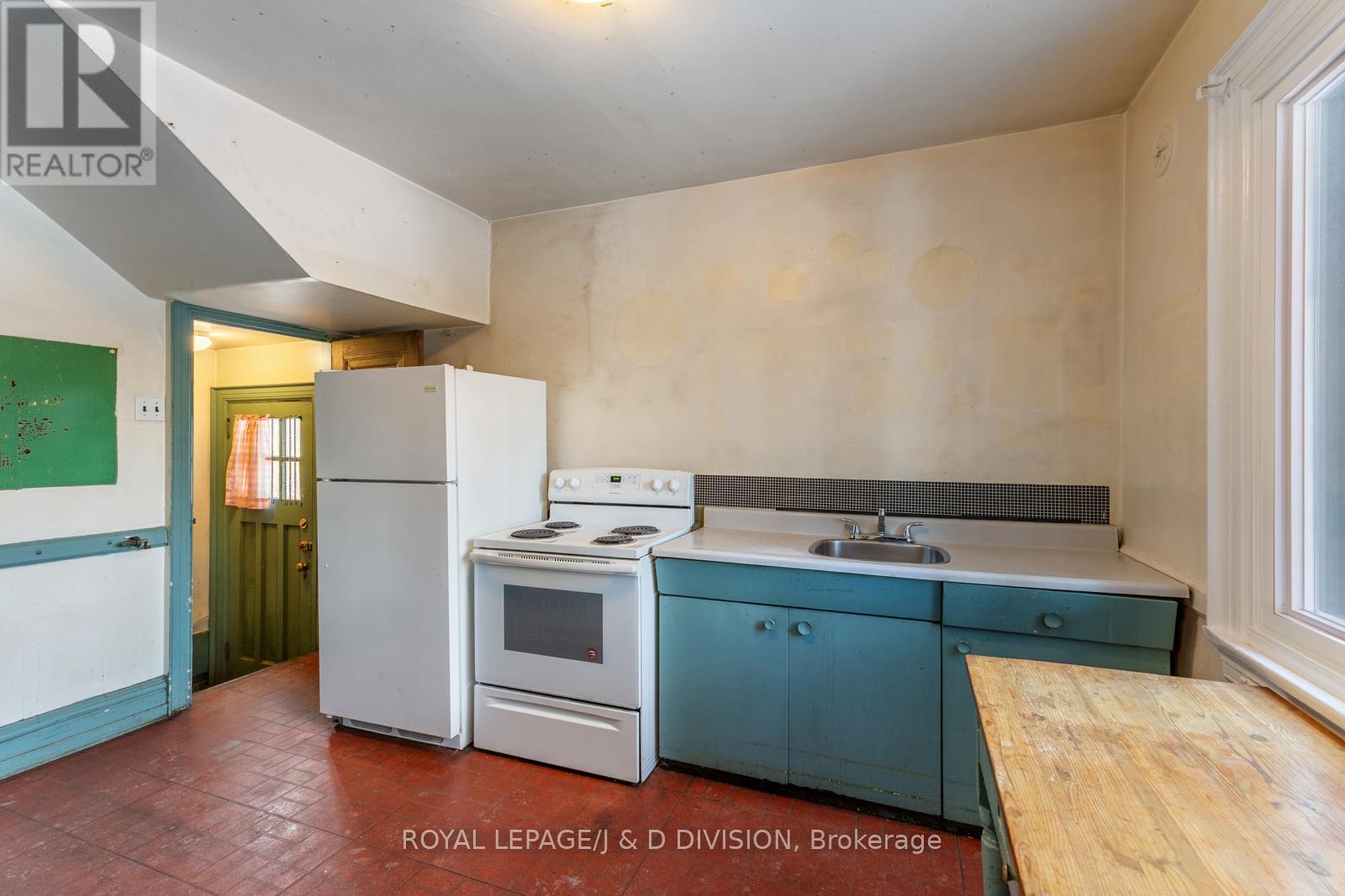 64 Heathdale Road, Toronto, Ontario  M6C 1M8 - Photo 12 - C12748118