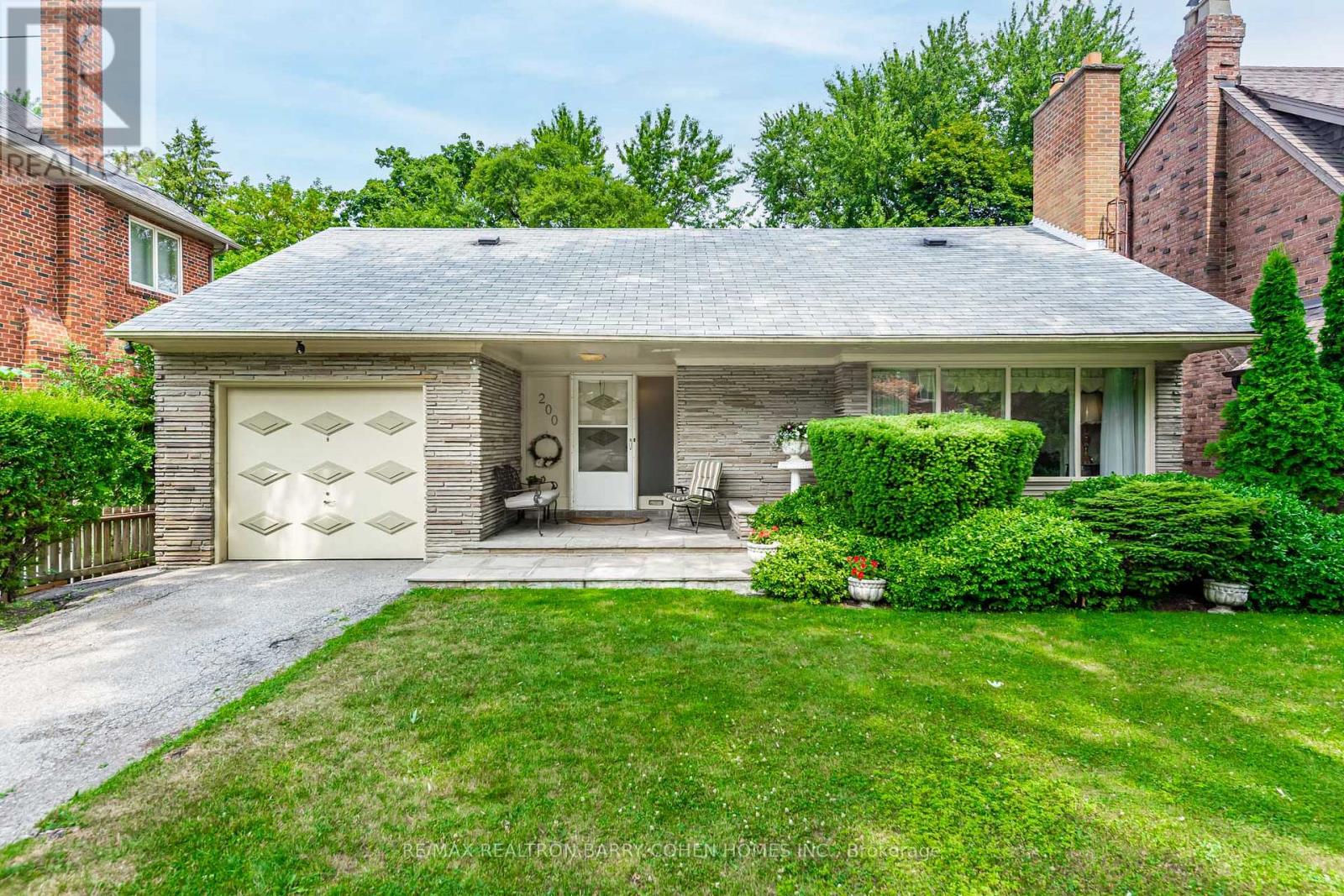 200 CORTLEIGH BOULEVARD, Toronto, Ontario