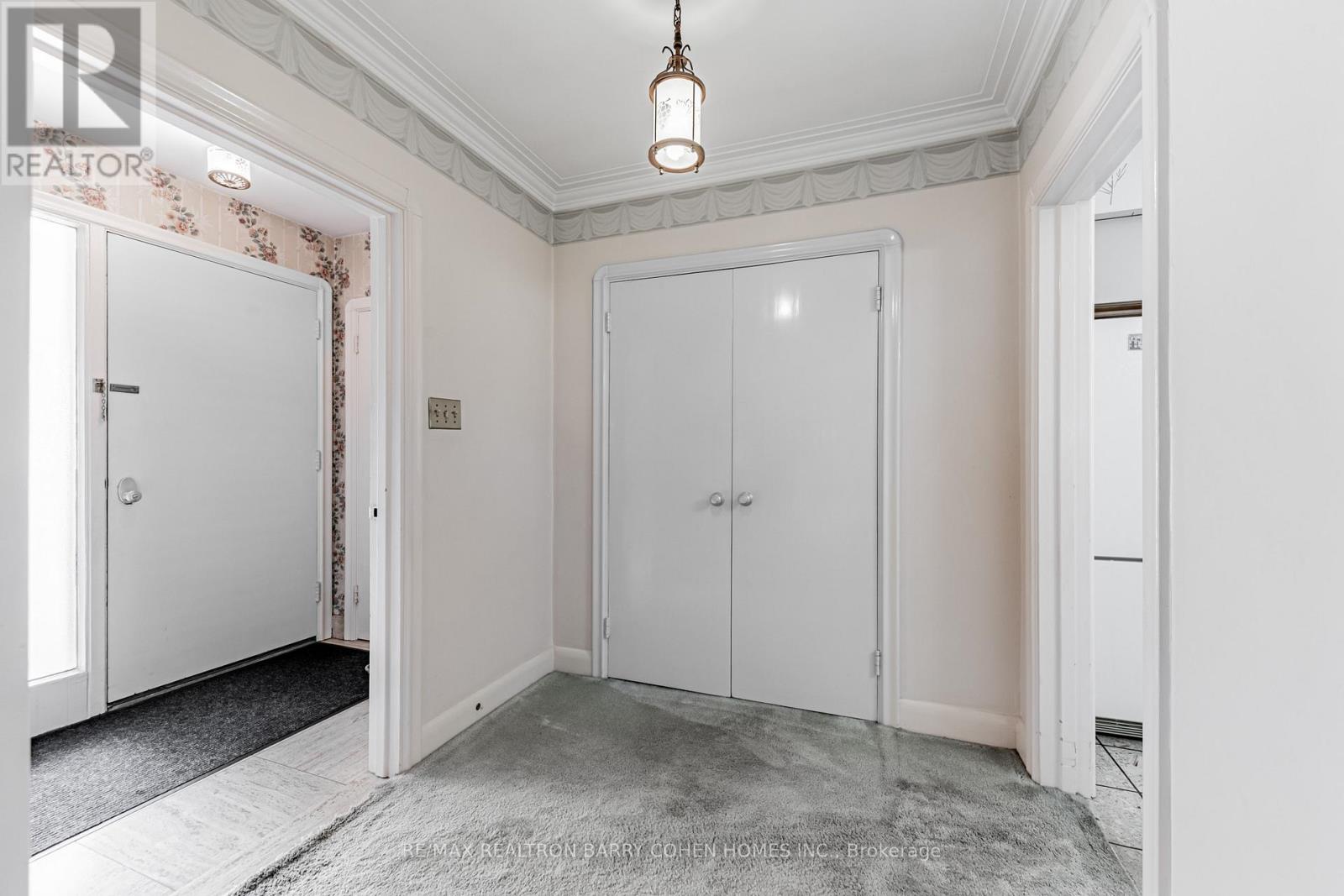 200 Cortleigh Boulevard, Toronto, Ontario  M5N 1P5 - Photo 3 - C12748128