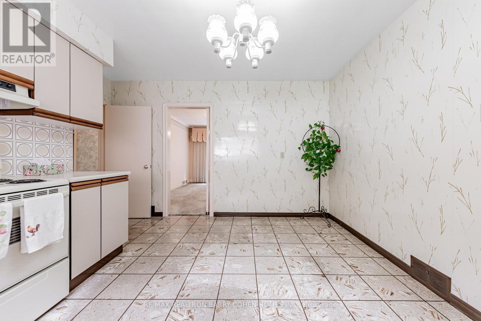 200 Cortleigh Boulevard, Toronto, Ontario  M5N 1P5 - Photo 9 - C12748128