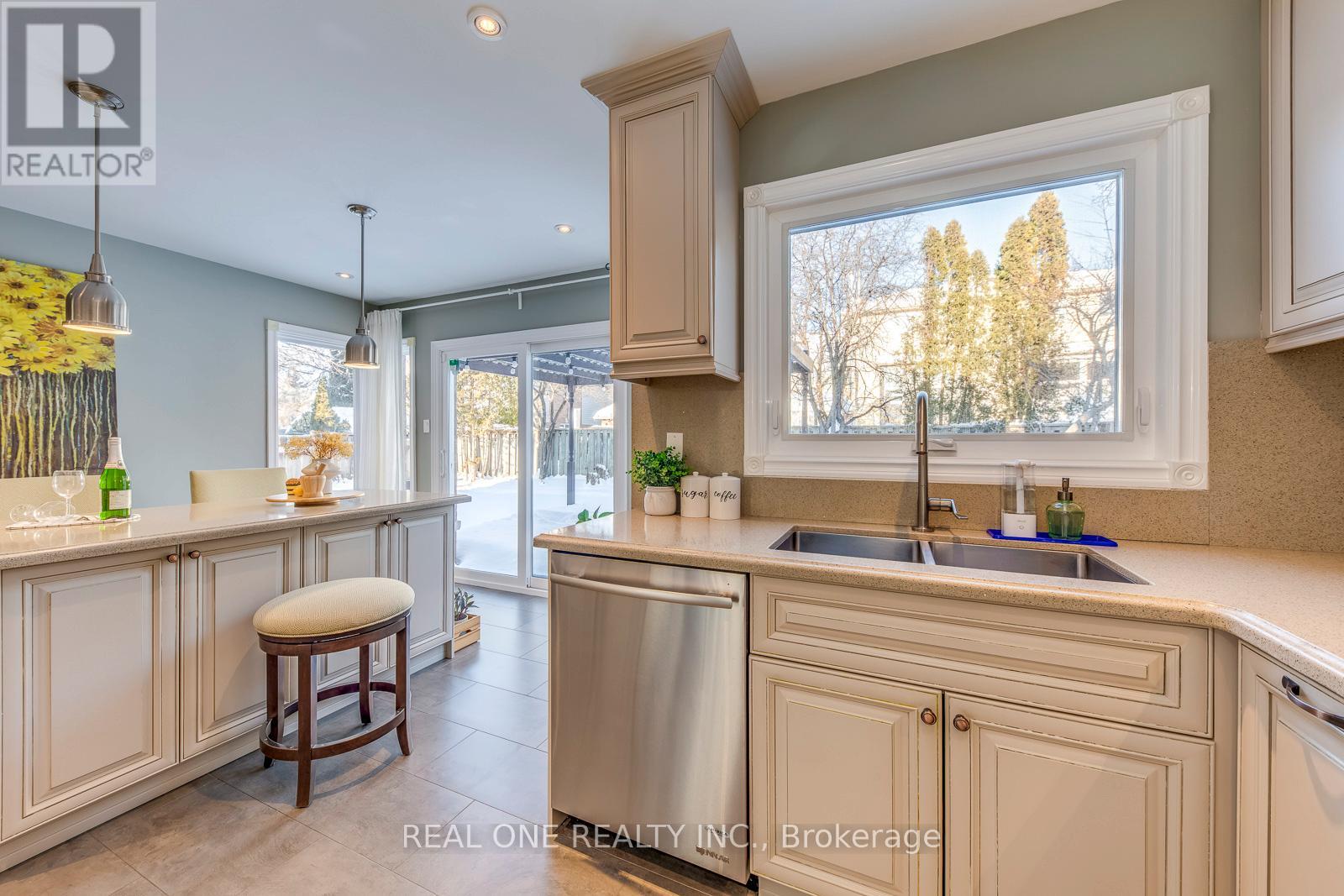 343 Northwood Drive, Oakville, Ontario  L6M 1M8 - Photo 16 - W12747780