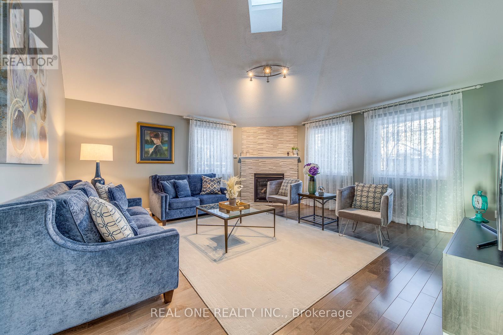 343 Northwood Drive, Oakville, Ontario  L6M 1M8 - Photo 8 - W12747780