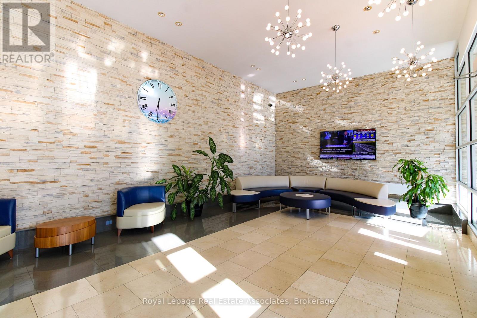 2208 - 3939 Duke Of York Boulevard, Mississauga, Ontario  L5B 4N2 - Photo 3 - W12747796