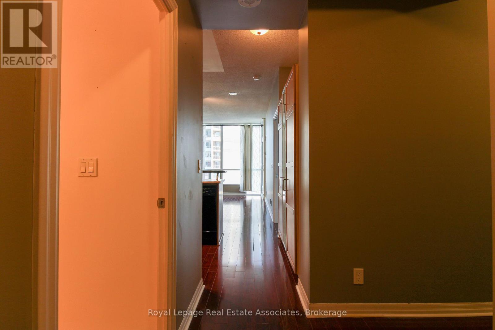 2208 - 3939 Duke Of York Boulevard, Mississauga, Ontario  L5B 4N2 - Photo 6 - W12747796