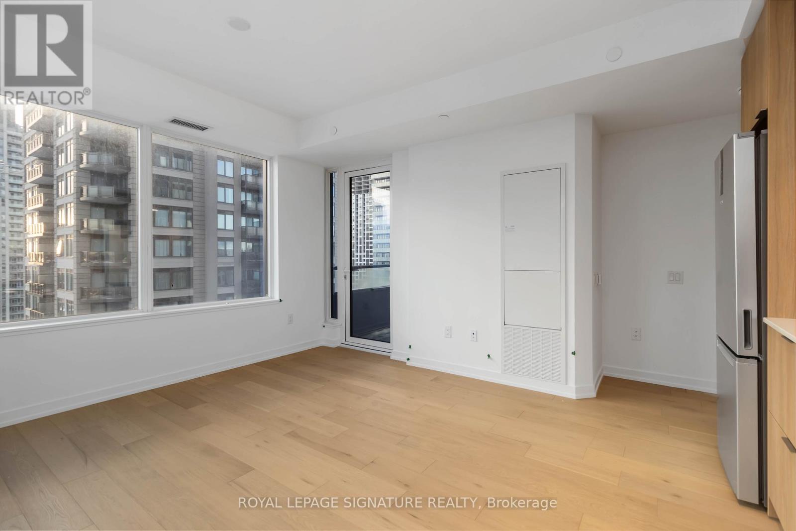 2004 - 395 Square One Drive, Mississauga, Ontario  L5B 0P6 - Photo 10 - W12747884