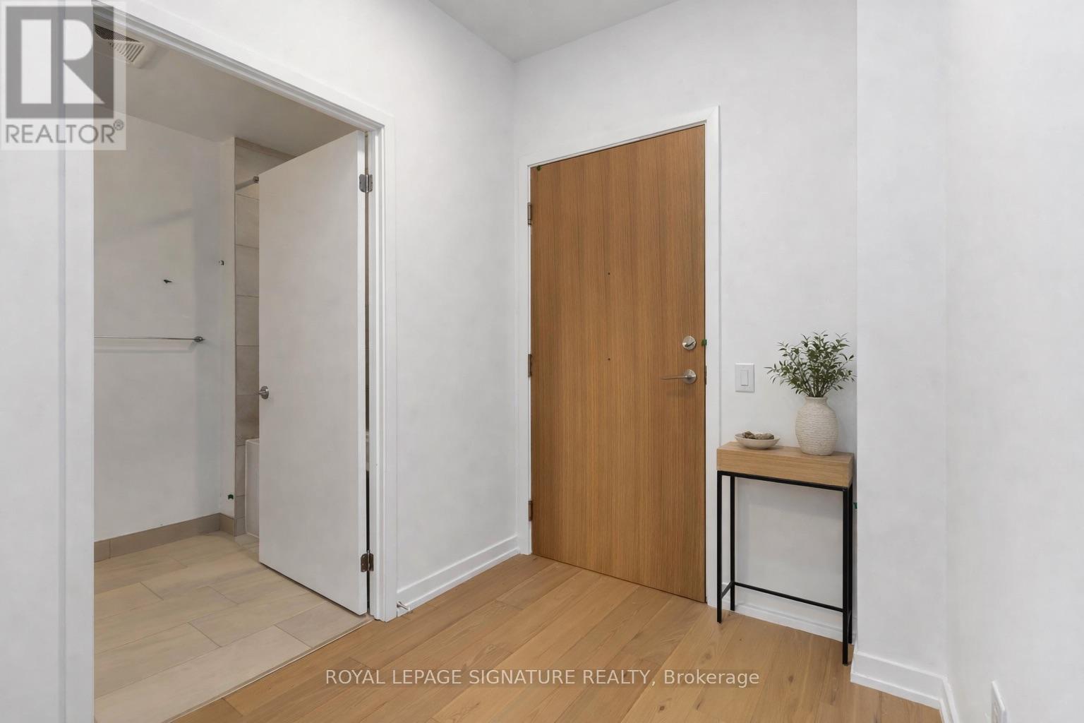 2004 - 395 Square One Drive, Mississauga, Ontario  L5B 0P6 - Photo 2 - W12747884