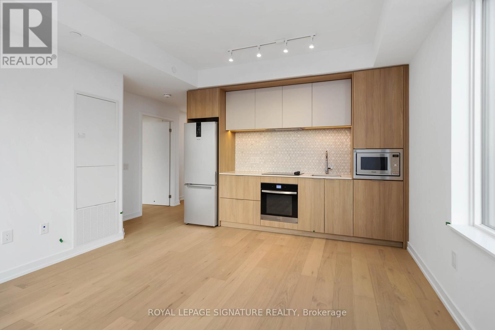 2004 - 395 Square One Drive, Mississauga, Ontario  L5B 0P6 - Photo 4 - W12747884