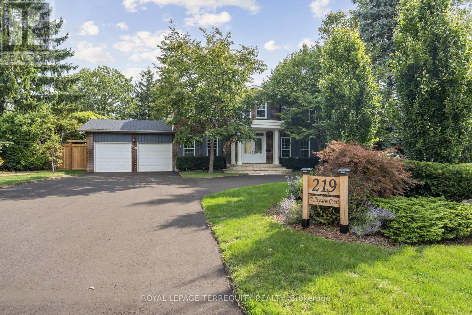 219 Valleyview Court, Oakville, Ontario  L6L 5H9 - Photo 2 - W12747962