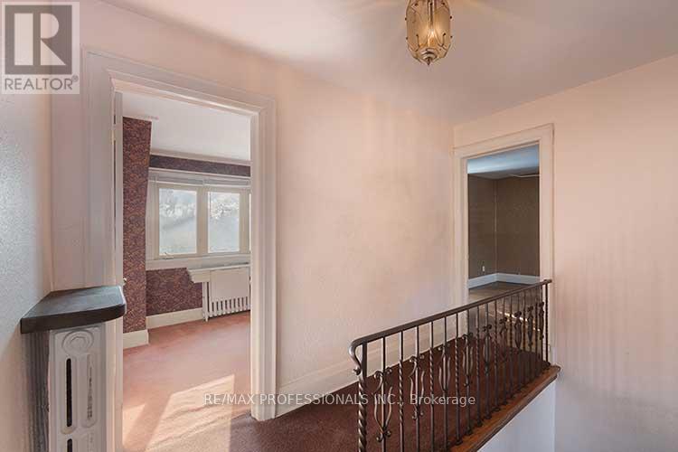 87 Humberview Road, Toronto, Ontario  M6S 1W9 - Photo 16 - W12748016