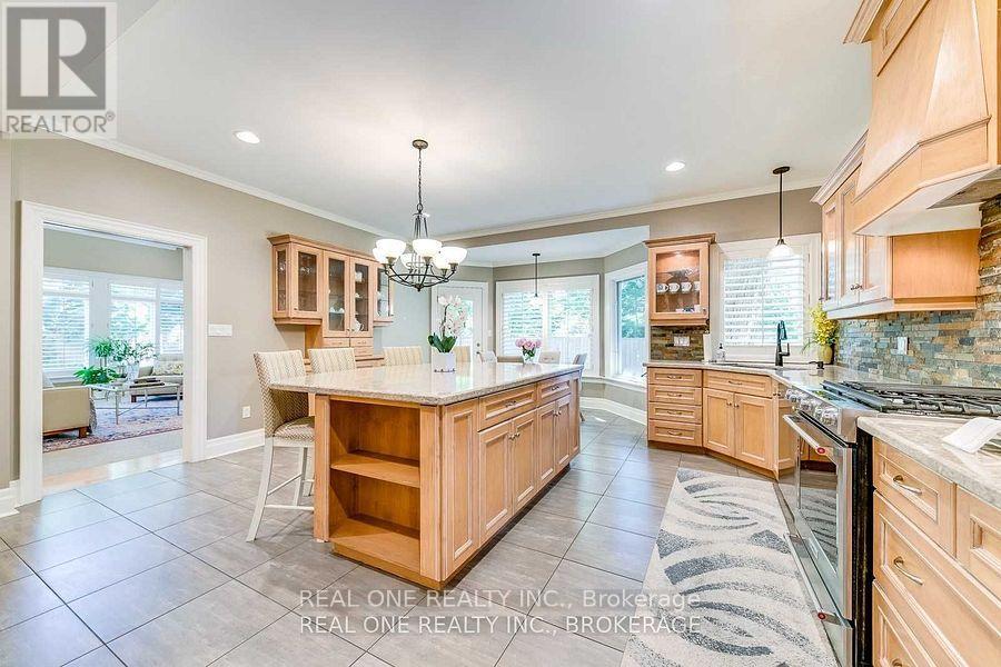 249 Poplar Drive, Oakville, Ontario  L6J 4C7 - Photo 12 - W12748034