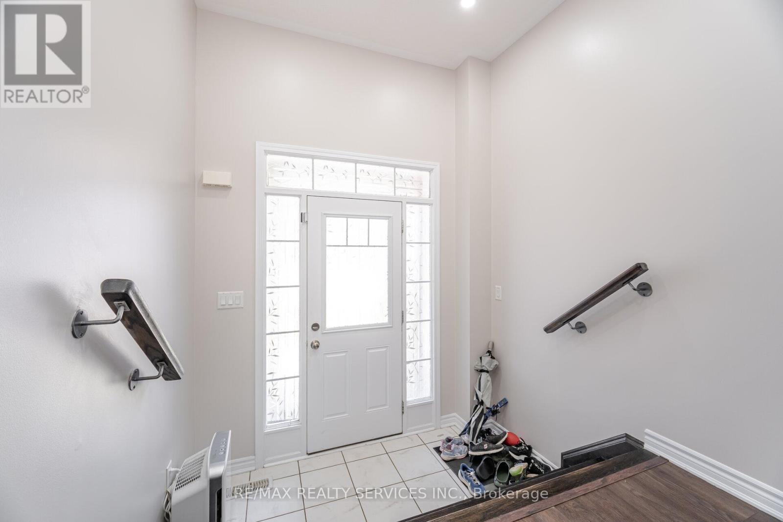 27 Phyllis Drive, Caledon, Ontario  L7C 4E3 - Photo 5 - W12748124