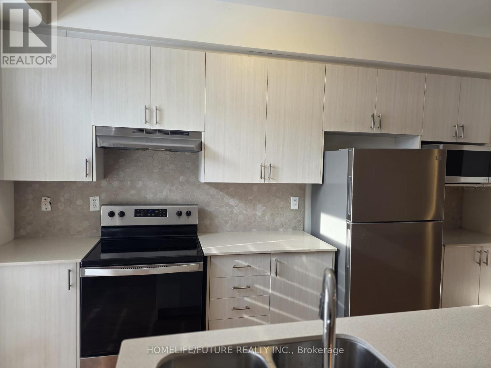 318 Okanagan Path, Oshawa, Ontario  L1H 0A7 - Photo 6 - E12697906