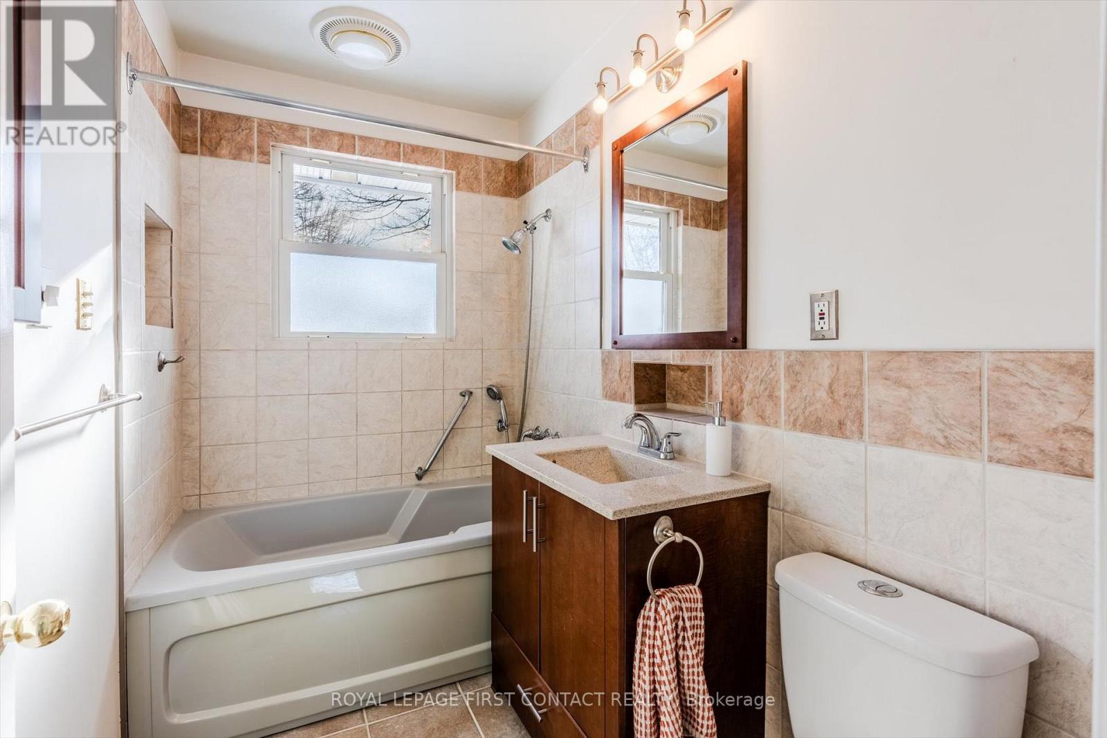 23 Shannon Street, Barrie, Ontario  L4M 2K7 - Photo 7 - S12707176