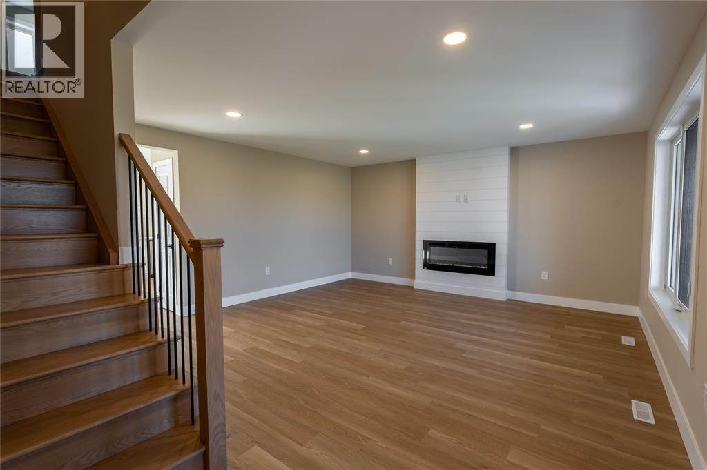 4005 Greenwood Drive, Petrolia, Ontario  N0N 1R0 - Photo 4 - 26001068