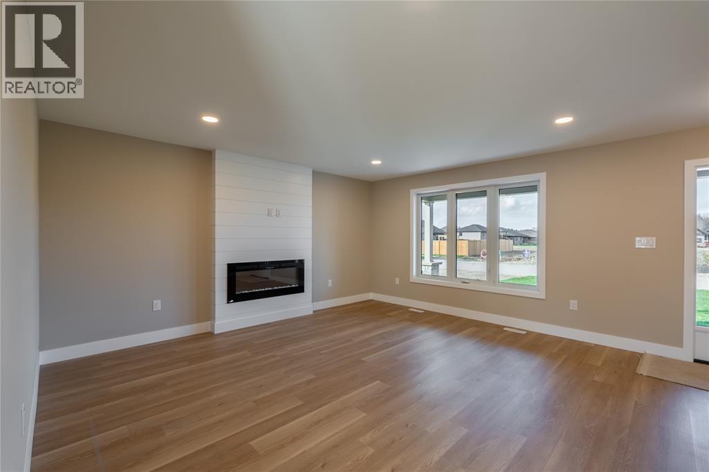 4005 Greenwood Drive, Petrolia, Ontario  N0N 1R0 - Photo 8 - 26001068