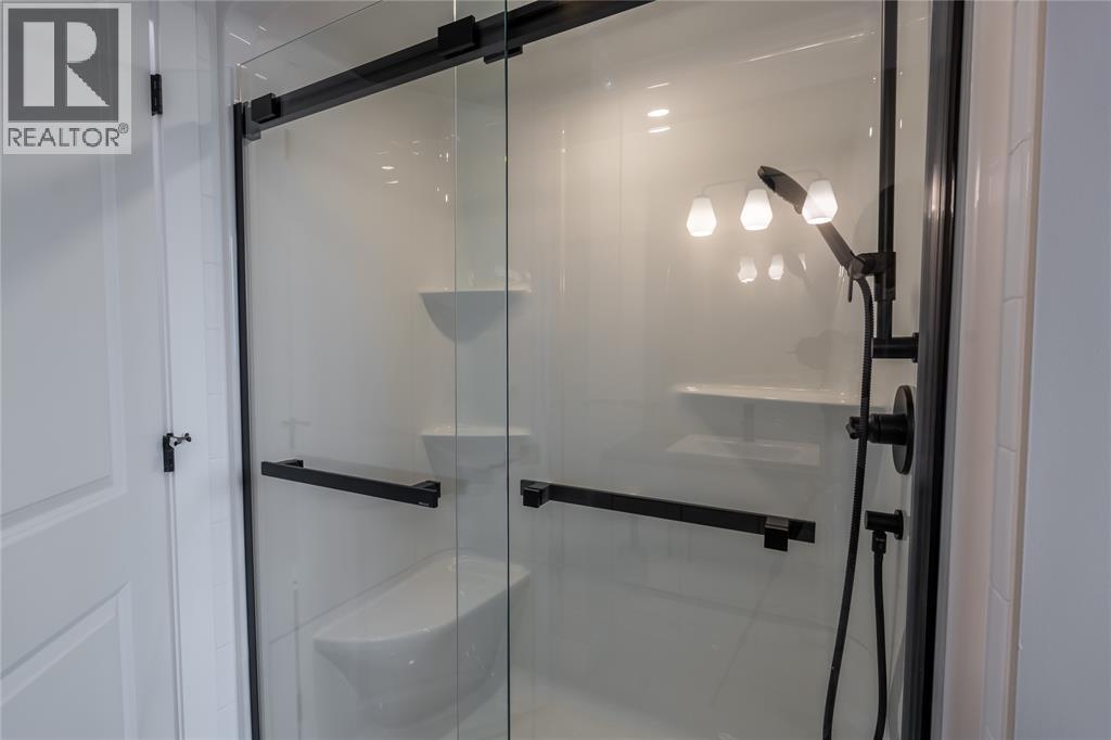 4005 Greenwood Drive, Petrolia, Ontario  N0N 1R0 - Photo 18 - 26001068