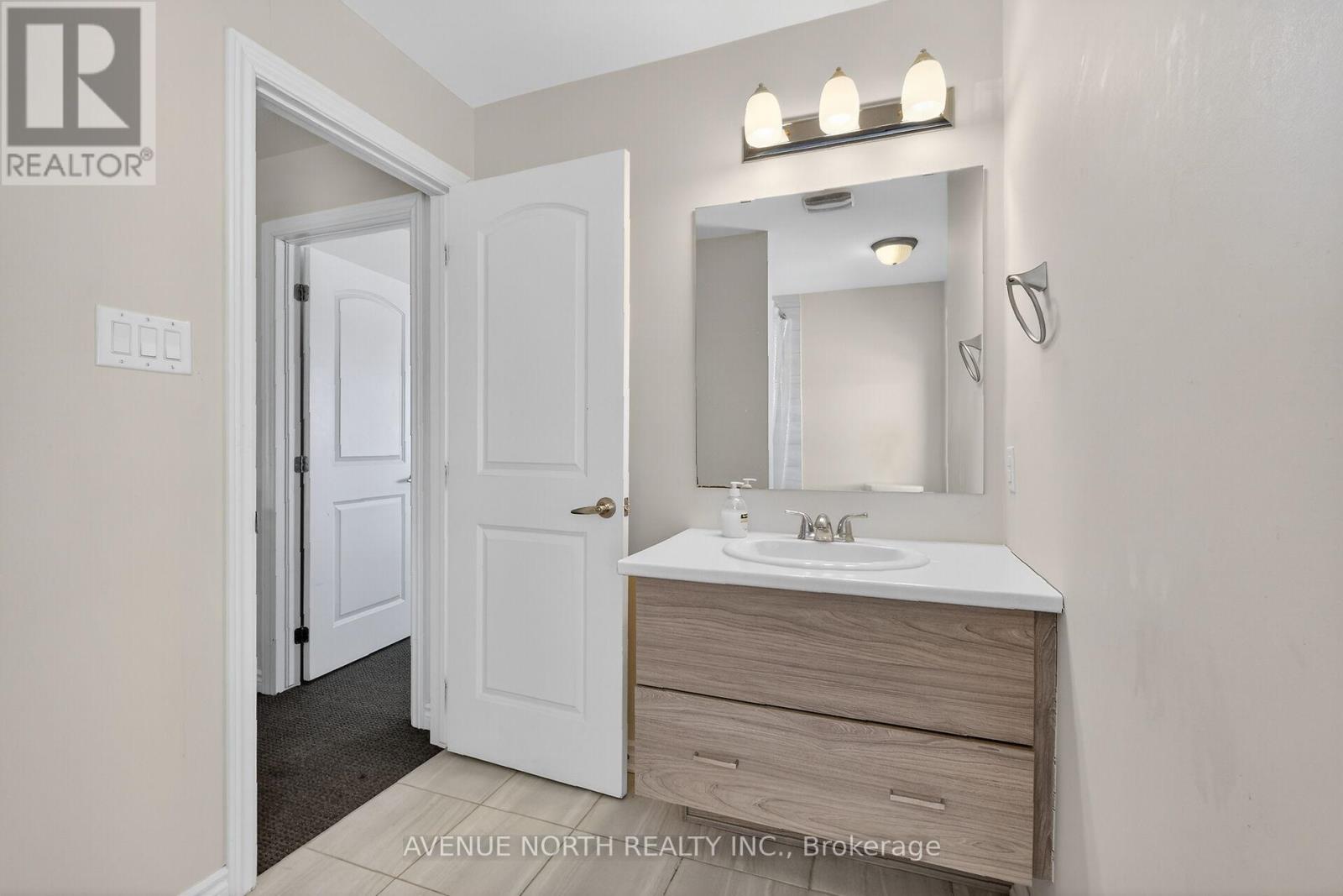 715 Vennecy Terrace, Ottawa, Ontario  K1W 0N3 - Photo 32 - X12748290