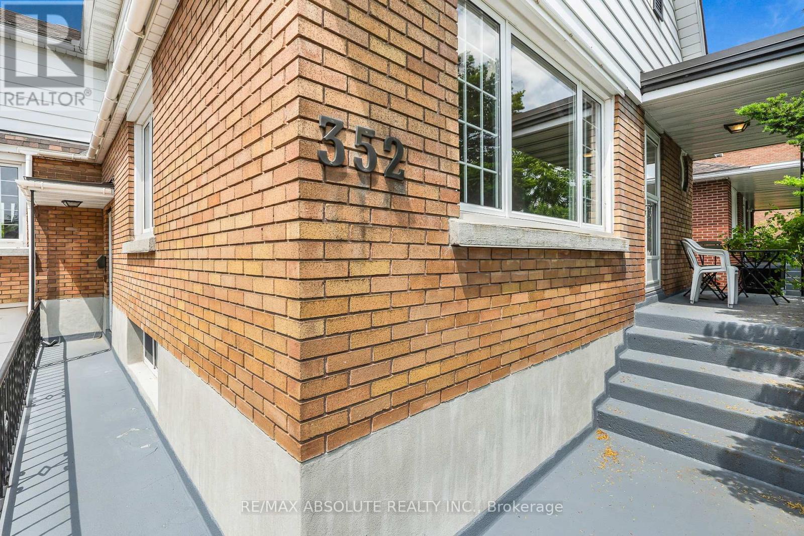 352 Lacasse Avenue, Ottawa, Ontario  K1L 7A9 - Photo 2 - X12748326