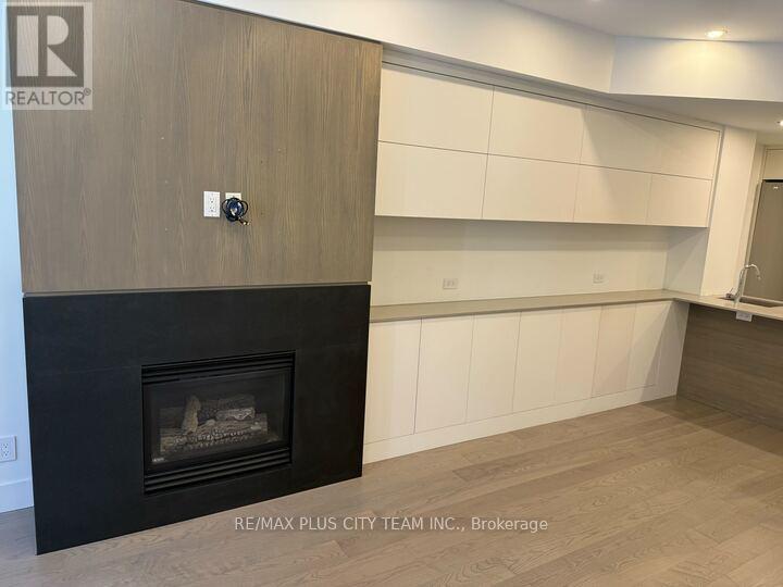 B - 4 Portland Street, Toronto, Ontario  M5V 3N6 - Photo 4 - C12646304