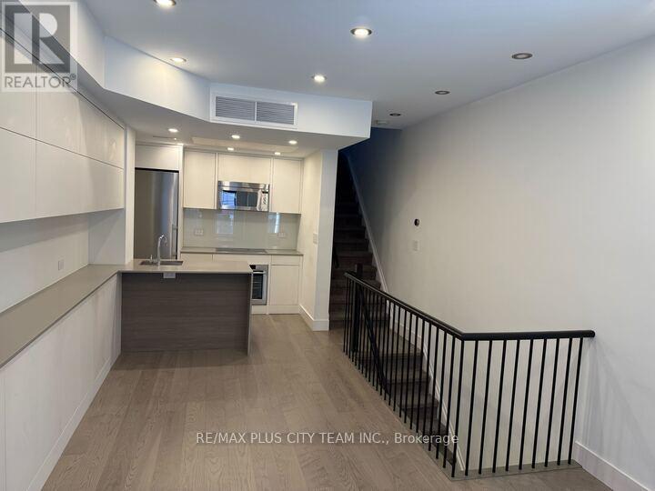 B - 4 Portland Street, Toronto, Ontario  M5V 3N6 - Photo 5 - C12646304