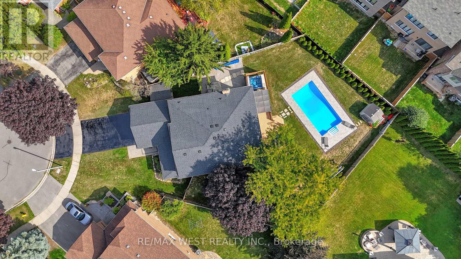 32 FALSTAFF CRESCENT, Whitby, Ontario