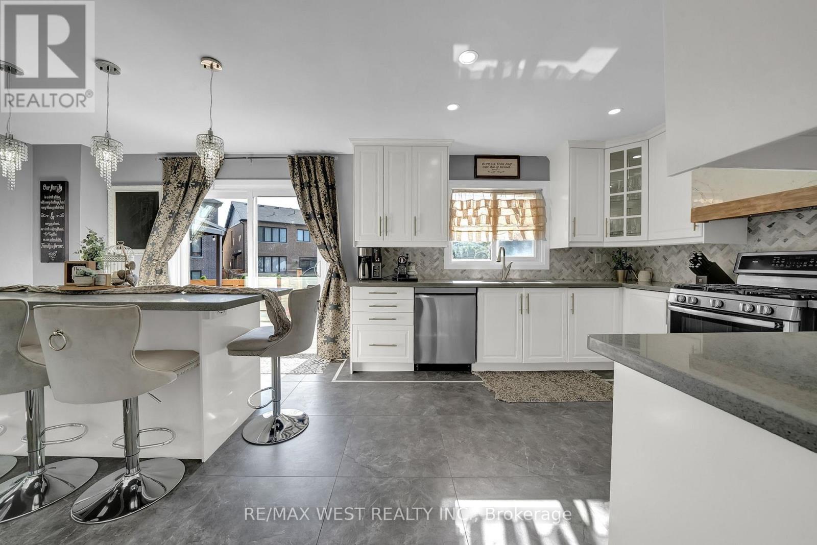 32 Falstaff Crescent, Whitby, Ontario  L1R 1W3 - Photo 13 - E12748286