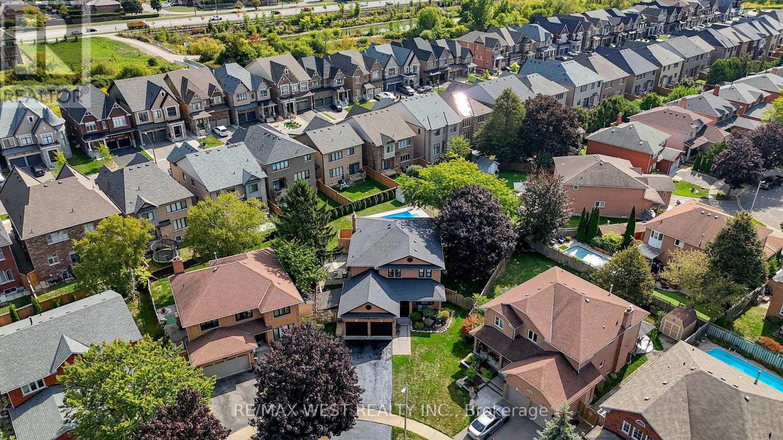 32 Falstaff Crescent, Whitby, Ontario  L1R 1W3 - Photo 49 - E12748286