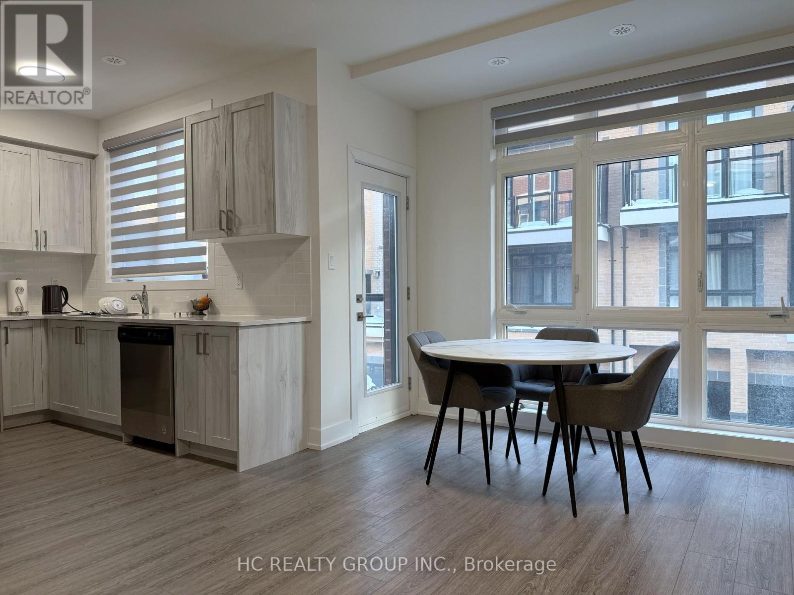 6 - 3 Bond Crescent, Richmond Hill, Ontario  L4E 1J4 - Photo 4 - N12674964