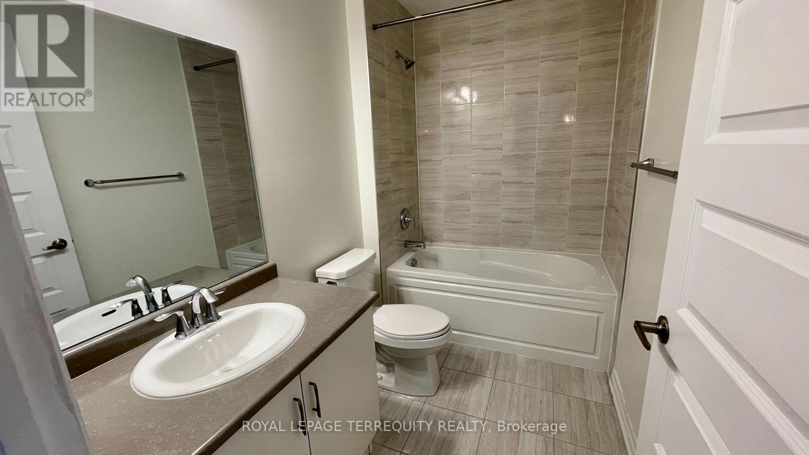 414 - 128 Grovewood Common, Oakville, Ontario  L6H 0X3 - Photo 2 - W12748178